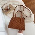 Sac bandoulière en similicuir marron avec texture ondulée, boucle argentée et lanière - Marron