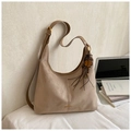 Minimalistische hellbraune Wildleder Hobo Bag mit Quaste und großem Fassungsvermögen - Khaki mit Anhänger