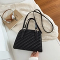 Sac bandoulière noir tissé pour femme avec détails argentés et bandoulière réglable - Noir