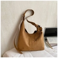 Braune Wildleder-Einkaufstasche mit Holzperlenanhänger und Vintage-Pendlerstil - Braun mit Anhänger