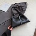 Secchiello retrò in pelle nera con elegante fiocco e tracolla dorata regolabile - Nero