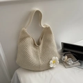 Borsa hobo chic all'uncinetto beige con ciondolo a margherita e grande capacità - Bianco Sporco