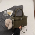 Sac à main vert foncé mat avec breloque lapin en peluche et bandoulière réglable - Vert avec Pendentif