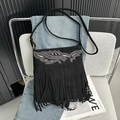 Detail der böhmischen schwarzen Wildleder-Umhängetasche mit Blattstickerei und langen Fransen - Schwarz
