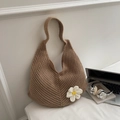 Borsa hobo marrone all'uncinetto con fiore bianco in un ambiente interno minimalista - Cachi
