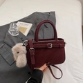 Sac à main bordeaux en faux daim avec bandoulière amovible et breloque lapin - Rouge Vin Avec Pendentif
