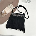 Schwarze Boho-Beuteltasche aus Wildleder mit langen Fransen und feiner Bestickung - Schwarz