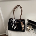 Grand sac cabas noir avec anses marrons et charm singe pour un style urbain chic - Noir avec pendentif