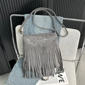 Detail der grauen Wildledertasche mit Vintage-Stickerei und langen Fransenquasten - Grau