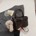 Sac à main marron foncé mat en similicuir avec charmant porte-clés lapin en peluche - Café avec Pendentif