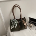 Sac tote en daim vert foncé avec poignées en cuir marron et foulard en soie décoratif - Vert avec Pendentif