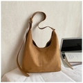 Grand sac hobo camel en daim avec large bandoulière et détails métalliques dorés - Brun Sans Pendentif