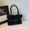 Minimalistische zwarte shopper met wit contraststiksel en gespdetails aan de riem - Zwart