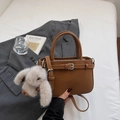 Sac à main marron en cuir avec bandoulière réglable et charmant lapin en peluche doux - Marron avec pendentif