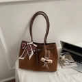 Sac cabas marron mat avec foulard élégant et pendentif en peluche sur un bureau - Marron avec pendentif