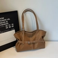 Grote retro caramelbruine shopper met gespriemen en contrastrerende stiksels - Bruin