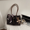 Sac fourre-tout en daim marron avec foulard en soie, pendentif en peluche et anses - Café avec Pendentif