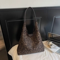 Große Shopper Tasche mit Leopardenmuster und braunem Trageriemen auf dem Bett - Kaffee Großer Leopardenmuster