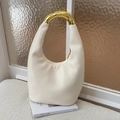 Elegante borsa hobo in pelle bianco crema con manico scultoreo in metallo dorato - Bianco Sporco