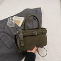 Sac à main vert olive mat avec boucle décorative argentée posé sur une veste grise - Vert Sans Pendentif