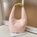 Borsa hobo minimalista in pelle rosa chiaro con manico in metallo dorato asimmetrico - Rosa