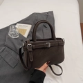 Sac à main rétro français marron foncé mat avec bandoulière et boucle décorative - Café sans pendentif