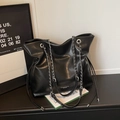 Dettaglio della borsa tote in pelle nera con catene argentate e dettagli con coulisse - Nero