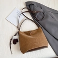 Minimalist brown crossbody bag in frosted leather with glove and coin pendants - Brown with Pendant