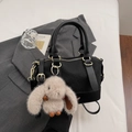 Borsa Boston intrecciata nera con dettagli dorati e un ciondolo a forma di coniglio - Nero con ciondolo