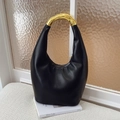 Borsa hobo nera minimalista con manico in metallo dorato testurizzato su libri d'arte - Nero