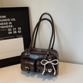 Bolso vintage de cuero encerado marrón oscuro con bolsillos y lazo de perlas - Café con Colgante