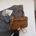Sac à main chic en cuir mat marron avec boucle décorative et bandoulière réglable - Brun Sans Pendentif