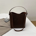 Klassische dunkelbraune Leder Beuteltasche mit Tragegriff und verstellbarem Schultergurt - Braun