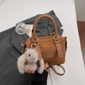 Borsa a tracolla intrecciata color caramello con ciondolo in peluche e oro - Marrone con ciondolo