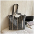 Borsa tote in peluche a righe grigio scuro con ricamo a fiocco bianco e tracolla larga - Grigio