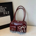 Bolso de hombro retro burdeos en cuero PU brillante con lazo de perlas y multibolsillos - Rojo con Colgante