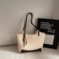 Dettaglio della borsa tote beige vintage con manici marroni e ciondolo con nappe - Bianco Sporco