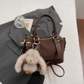 Borsa vintage intrecciata marrone scuro con manico dorato e ciondolo a coniglio - Caffè con Ciondolo