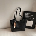 Dettaglio della borsa tote in pelle nera opaca con un portachiavi di perle di legno - Nero