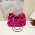 Bolso tote de felpa rosa a cuadros con cadena plateada y textura de pelo sintético - Rosa Rojo