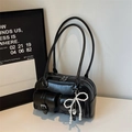 Bolso de hombro retro en charol negro con bolsillos decorativos y colgante de perlas - Negro con colgante