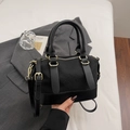 Borsa Boston nera intrecciata con finiture in pelle liscia e tracolla regolabile - Nero senza Ciondolo