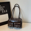 Bolso de hombro retro de cuero pulido marrón oscuro con hebillas plateadas y bolsillos - Café sin Colgante