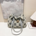 Bolso tote de peluche a cuadros gris y beige con correa de piel para invierno - Gris