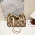 Bolso tote de felpa a cuadros de invierno en camel y beige con cadena plateada - Caqui