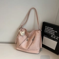 Détail du sac à bandoulière rose en similicuir avec zips argentés et charm petit ours - Rose