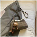 Braune Wildlederhandtasche mit weißem Kunstpelzbesatz und süßem Plüschbär-Anhänger - Kaffee mit Anhänger