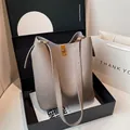Bolso tipo cubo de cuero gris con cierre dorado en una elegante caja de regalo premium - Gris