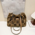 Borsa tote a scacchi marrone in pelliccia sintetica con tracolla in pelle - Marrone