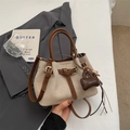 Detaillierte Nahaufnahme der beigen Tweed-Beuteltasche mit Ledergriffen und schickem Quastendetail - Mit Anhänger / Braun